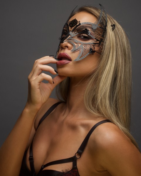 chelsea_dawn_halloween_mask_beauty_shot_1