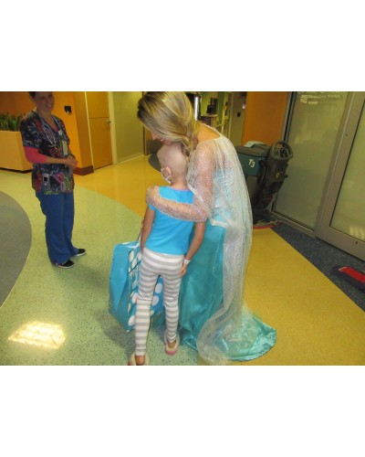 Chelsea_Dawn_visiting_kids_with_cancer